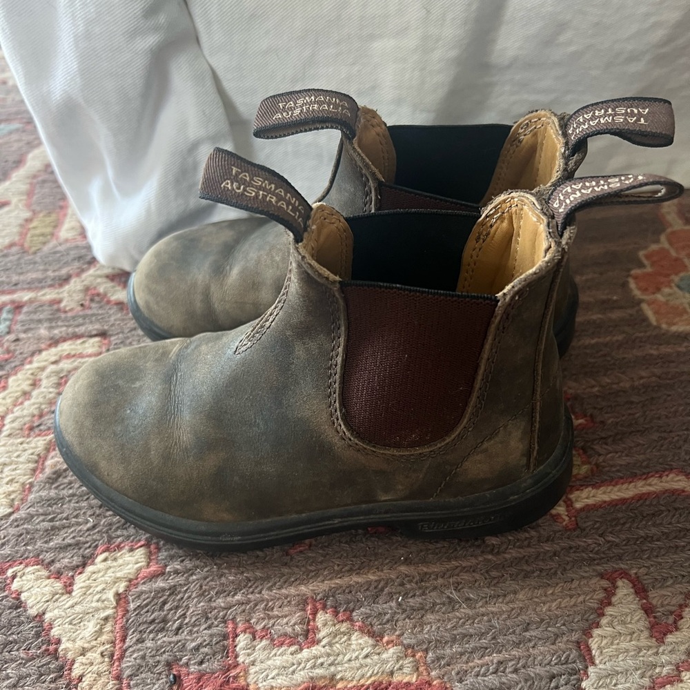 Blundstone kids size 11 only worn a couple times